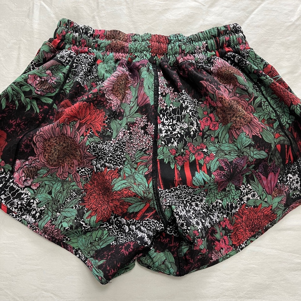 Lululemon Shorts Women' 4 Tall Red Green Floral Hotty Hot Running Gym Lined Shor